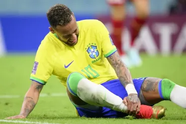 Neymar tiene un esguince en el tobillo derecho