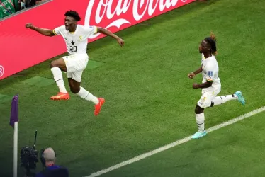 Mohammed Kudus (i) de Ghana celebra después de marcar el segundo gol de su equipo durante el partido de fútbol del grupo H de la Copa Mundial de la FIFA 2022 entre Corea del Sur y Ghana en el Education City Stadium en Doha, Catar.