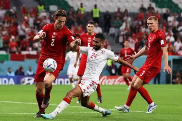 Joachim Andersen (i) de Dinamarca en acción contra Ali Abdi (c) de Túnez durante el partido de fútbol del grupo D de la Copa Mundial de la FIFA 2022 entre Dinamarca y Túnez en el Education City Stadium en Doha, Catar. 