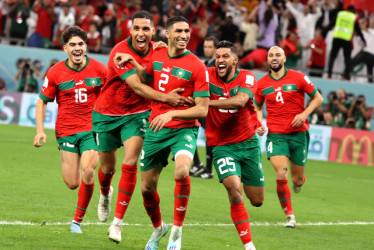 Los jugadores de Marruecos celebraron la clasificación a los cuartos de final luego del último cobro de Achraf Hakimi. 