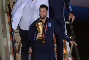 Lionel Messi cuando llegó a Argentina con la Copa del Mundo.