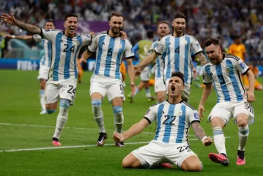 Los jugadores argentinos celebran la clasificación a la semifinal luego del último cobro desde el punto penal, ejecutado por Lautaro Martínez. La serie terminó 2-2 en tiempo suplementario y los gauchos superaron 3-4 a la selección de Países Bajos.