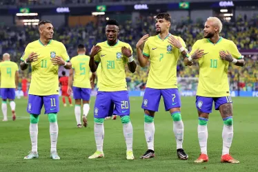 Vinicius Junior de Brasil (2i) celebra a Raphinha (i), Lucas Paquetá (2d) y Neymar (d) después de anotar el 1-0 durante el partido de fútbol de octavos de final de la Copa Mundial de la FIFA 2022 entre Brasil y Corea del Sur en el Estadio 974 en Doha, Catar.