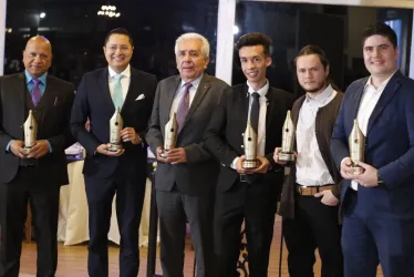 Estos son los ganadores de la Categoría Profesional. El periodista Rubén Darío Gaona (segundo de izquierda a derecha) recibió el reconocimiento que le entregaron a Telecafé por su trayectoria informando al Eje Cafetero.