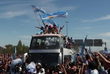 Captura de vídeo de los jugadores de la selección argentina en una caravana hoy, celebrando la victoria en el Mundial de Qatar 2022 por una calle de Buenos Aires (Argentina).