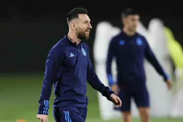 Lionel Messi de Argentina durante una sesión de entrenamiento de su equipo en Doha, Catar. Argentina se enfrentará hoy a Croacia en su partido de fútbol semifinal de la Copa Mundial de la FIFA 2022.