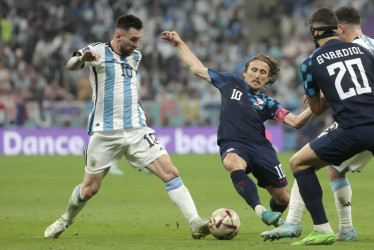 Duelo de capitanes, de '10' y con ocho balones de oro de por medio. Lionel Messi, con la pelota, disputa una jugada contra Luka Modric, que se tira al piso con impotencia, misma sensación de su combinado, que fue vapuleado por los argentinos. 
