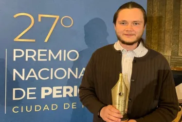 Andrés Villamizar, periodista de la sección Balance, con el galardón del Premio de Periodismo Ciudad de Manizales, en la categoría prensa escrita profesional. 