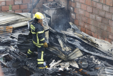 Los Bomberos trasladaron cuatro máquinas para extinguir el fuego en el barrio Bajo Andes.