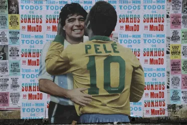 Fotografía de un mural con la imagen de Diego Maradona y Pelé, este martes, en la Avenida Paulista de Sao Paulo (Brasil). Los dos mayores astros de la historia del fútbol, Pelé y Maradona, se funden en un abrazo y un beso en un mural creado por un artista brasileño en la principal avenida de Sao Paulo.