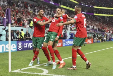 Youssef En-Nesyri (c) de Marruecos celebra un gol hoy, en un partido de los cuartos de final del Mundial de Fútbol Qatar 2022 entre Marruecos y Portugal en el estadio Al Zumama en Doha (Catar).