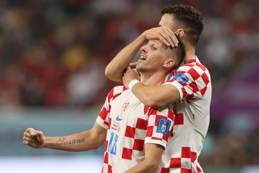 Mislav Orsic celebra tras marcar el gol que le dio la victoria a su selección para entrar en el podio del Mundial. Su compañero Iván Perisic, croata del Inter de Milán, lo abraza.