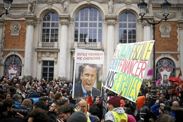 Foto | EFE | LA PATRIA Una pancarta muestra al presidente, Emmanuel Macron, con la frase "que vengan a buscarme". El gobierno propone retrasar la edad mínima de jubilación desde los 62 a los 64 años para el año 2030