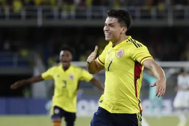Juan Fuentes de Colombia celebra el gol del triunfo.