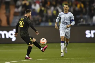 Lionel Messi de PSG en acción contra Cristiano Ronaldo de Riyadh XI durante el partido amistoso de fútbol entre Riyadh XI y Paris Saint-Germain, en Riyadh, Arabia Saudita