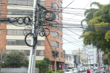 Poste en el barrio Belén, calle 56 con carrera 24, al que ya no le caben más cables. Igual se observa en varios sitios de Manizales.