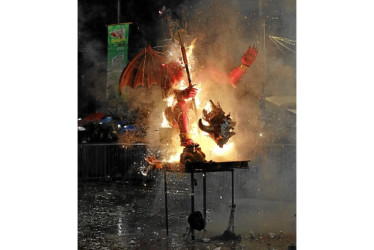 Con su quema los riosuceños despiden el Carnaval. En la imagen se ve la caída de su cabeza.