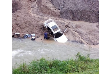 Foto | Cortesía Promueve Más | LA PATRIA  Hasta la quebrada Santo Domingo se deslizó el vehículo en el que viajaba la familia.