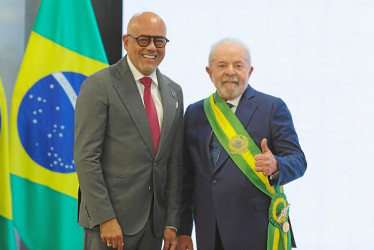 El presidente de la Asamblea Nacional de Venezuela, Jorge Rodríguez, junto a Luiz Inacio Lula da Silva tras su posesión como nuevo mandatario de los brasileños.