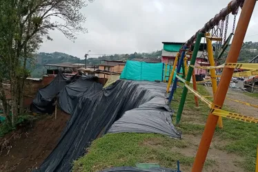 El parque infantil en La Floresta (Villamaría), en riesgo por deslizamiento. 