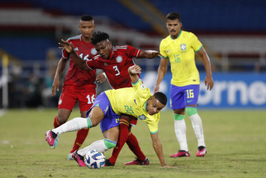El brasileño Pedro disputa un balón con Edier Ocampo.
