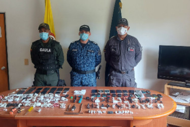 Operativos en Doña Juana han llevado a las autoridades a incautar estupefacientes y celulares.
