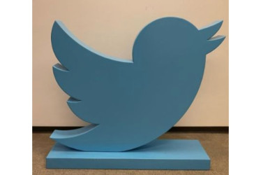 La estatua del logo de Twitter se subastó en 100 mil dólares, unos $466 millones.