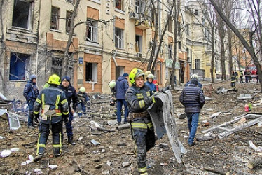Fotos | EFE | LAPATRIA  Los rescatistas ucranianos trabajan en el sitio de un edificio residencial dañado luego de un ataque con misiles, en Kharkiv, noreste de Ucrania, el 05 de febrero de 2023, en medio de la invasión de Rusia.