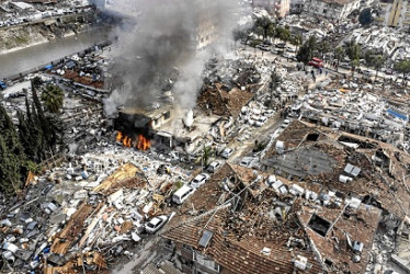 Foto | EFE | LA PATRIA Vista desde un dron de un gran número de edificios colapsados a causa del potente terremoto que azotó el lunes el sureste de Turquía.