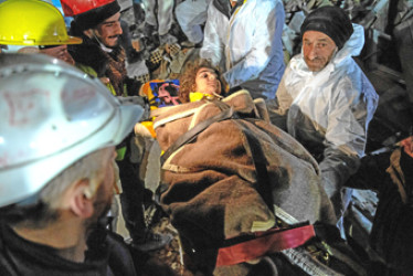 Los miembros del equipo de rescate llevan a Lena Maradini, de once años, después de que la evacuaron de un edificio derrumbado después de 160 horas después de un poderoso terremoto en Hatay, Turquía.