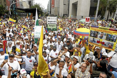Miles de antioqueños llenaron ayer las calles de Medellín para manifestar su rechazo a las reformas sociales que impulsa el Gobierno del presidente, Gustavo Petro.