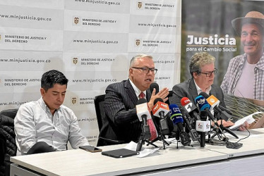 Néstor Osuna, ministro de Justicia, acompañado del senador Ariel Ávila y el representante a la Cámara Alirio Uribe, presentó el proyecto de ley de sometimiento a la justicia.