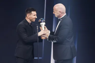El futbolista argentino Lionel Messi del Paris Saint-Germain FC recibe su premio al mejor jugador masculino de la FIFA de manos del presidente de la FIFA, Gianni Infantino, en el escenario durante la ceremonia The Best FIFA Football Awards 2022 en París, Francia.