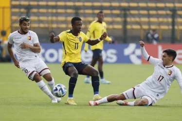 Alan Minda (c) de Ecuador disputa un balón con Bryant Ortega de Venezuela hoy, en un partido de la fase final del Campeonato Sudamericano Sub-20 entre las selecciones de Ecuador y Venezuela en el estadio de Techo en Bogotá.