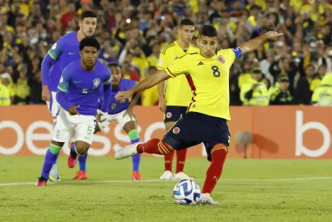 Gustavo Puerta de Colombia patea el penalti que no pudo convertir ante el portero Kaique de Brasil, en un partido de la fase final del Campeonato Sudamericano Sub-20 entre las selecciones de Colombia y Brasil en el estadio El Campín en Bogotá.
