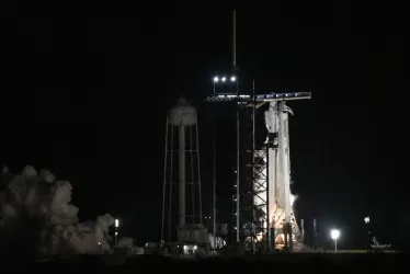 Una imagen proporcionada por la Administración Nacional de Aeronáutica y del Espacio (NASA) muestra un cohete SpaceX Falcon 9 con la nave espacial Dragon de la compañía a bordo en la plataforma de lanzamiento en el Complejo de Lanzamiento 39A durante una breve prueba de fuego estático antes de la NASA'Äôs SpaceX Crew-6.