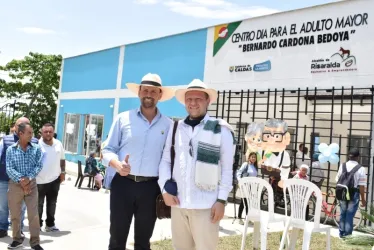 El gobernador de Caldas, Luis Carlos Velásquez, y el alcalde de Risaralda, Juan Carlos Cortés, inauguraron ayer el Centro Vida para la atención de 500 adultos mayores en el municipio de Risaralda (Caldas).