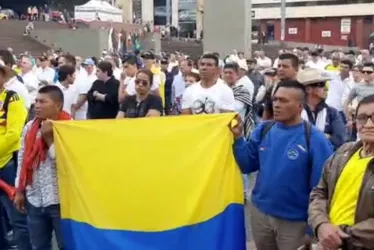 Banderas y camisetas de Colombia se vieron esta mañana en el plantón en la Plaza de Bolívar. 