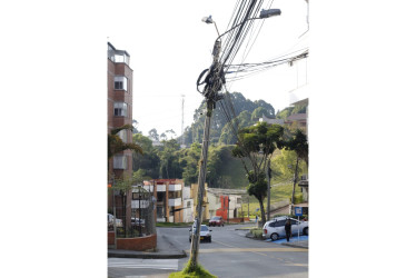 En la esquina de la carrera 28A con calle 67, en el barrio Palermo, está este poste torcido lleno de cables. En ese mismo sector hay otros dos inclinados.