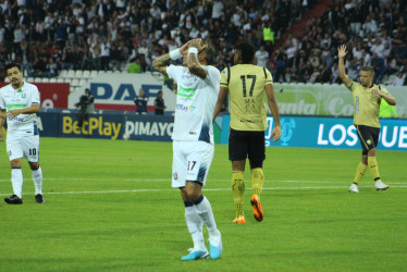 Dayro Moreno, el anotador del único tanto de la noche para el Once Caldas, se lamenta tras fallar una ocasión de gol.