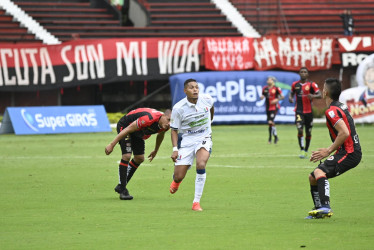 El jugador David Lemos (centro) disputa un balón entre los defensores del cuadro motilón de Norte de Santander.