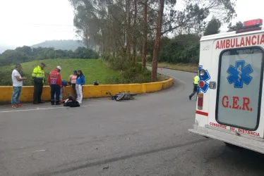 Llanta de un camión golpeó una moto en la vía Manizales-Alto de Letras