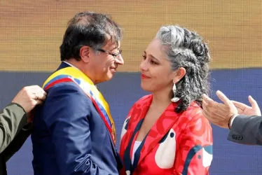 La congresista María José Pizarro le impuso la banda al presidente, Gustavo Petro, en su posesión. Ella está entre los políticos amenazados por el Clan del Golfo. 