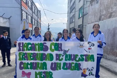 Previo a la jornada de limpieza, los estudiantes del Instituto Manizales realizaron un desfile. 