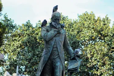 La escultura de Francisco José de Caldas es el lugar favorito para que las palomas hagan sus necesidades. La ciudad cuenta con 25 monumentos más, la mayoría están rayadas y requieren mantenimiento.