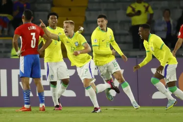 Ronald Cardoso (c) de Brasil celebra un gol hoy, en un partido de la fase final del Campeonato Sudamericano Sub'20 entre las selecciones de Paraguay y Brasil en el estadio El Campín en Bogotá