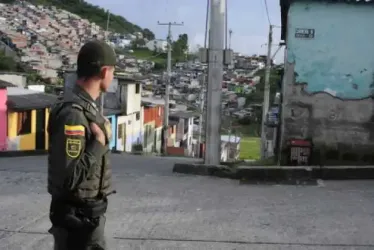 Policía en una esquina del barrio Solferino de Manizales
