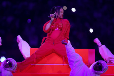 La cantante barbadense Rihanna se presentó durante el medio tiempo del Super Bowl LVII entre los campeones de la AFC Kansas City Chiefs y los campeones de la NFC Philadelphia Eagles en el State Farm Stadium.