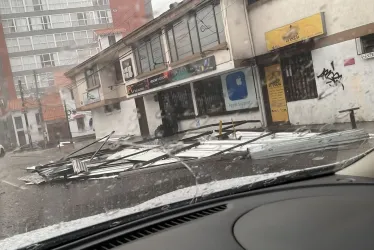 Fuerte aguacero en Manizales provoca caída de techos y desbordamientos de quebrada