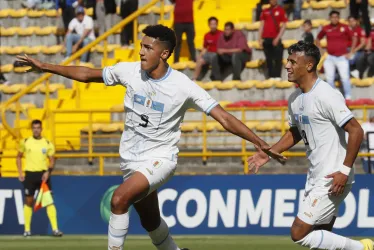 Álvaro Rodríguez (i) de Uruguay celebra un gol hoy, en un partido de la fase final del Campeonato Sudamericano Sub-20 entre las selecciones de Venezuela y Uruguay en el estadio de Techo en Bogotá.